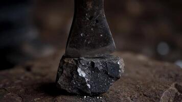 yxa huvud vilar på sten under smed arbete i verkstad video