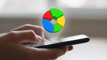 använder sig av mobil telefon till kolla upp företag paj Diagram i de eftermiddag video