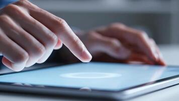 använder sig av läsplatta för arbete på Hem under de dag i februari video