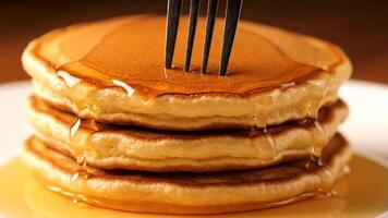 stack av pannkakor med lönn sirap varelse petade förbi en gaffel video