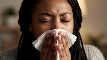 afrikanisch amerikanisch Frau drückt aus stark Emotion drinnen beim Nacht video