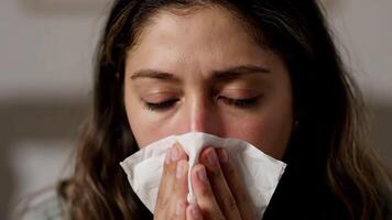 Frau mit kalt weht Nase in Gewebe Innerhalb ihr Zuhause video