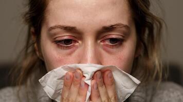 Frau mit rot Augen mit Gewebe zu wischen Nase während tagsüber video