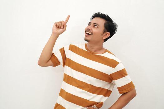 retrato de joven asiático hombre teniendo genial idea, hallazgo inspiración o solución a problema. emocionado asombrado chico en abierto boca señalando dedo arriba aislado en blanco fondo., foto