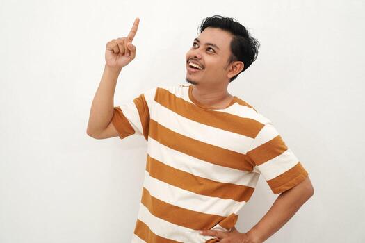 retrato de joven asiático hombre teniendo genial idea, hallazgo inspiración o solución a problema. emocionado asombrado chico en abierto boca señalando dedo arriba aislado en blanco antecedentes. foto