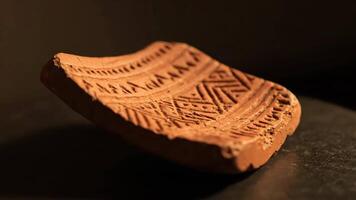 fragment av gammal krukmakeri med geometrisk mönster på visa video