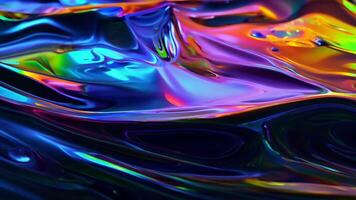 iridescente liquido superficie flussi con colorato riflessi e liscio, buio increspature video