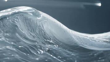 vatten yta rörelse på natt med ljus reflektioner, skapande abstrakt mönster video