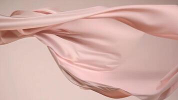 mjuk persika tyg strömmande mjukt i en studio miljö video