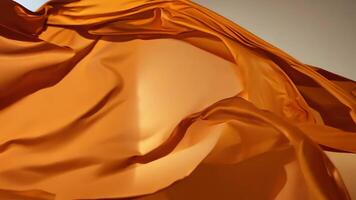 strömmande orange tyg i studio under dagtid, skapande slät vågor och skuggor video