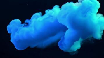 blå abstrakt moln flyter på en mörk bakgrund, skapande en overkligt och drömmande atmosfär video