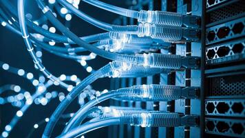 dentro dados Centro muitos azul cabos estão obstruído para dentro computador rede equipamento video