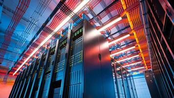 binnen modern gegevens centrum met rijen van server rekken en kleurrijk kabel beheer systemen video