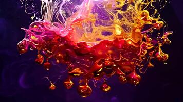flytande Färg explosion skapande unik former i mörk lila bakgrund video