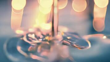 sfocato leggero riflessi su acqua superficie la creazione di astratto forme e colori video