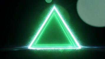 lysande grön triangel ljus form med pärlar och bokeh effekter video