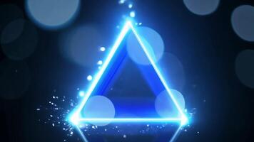 blå lysande triangel animering på svart bakgrund med bokeh och partikel effekter video