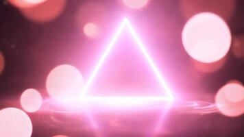 rosa neon triangolo librarsi al di sopra di riflessivo superficie con bokeh leggero effetti video