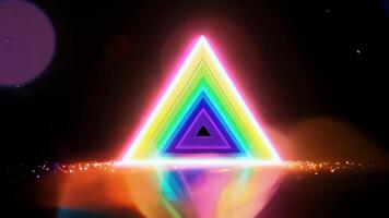 astratto multicolore triangolo ciclo continuo, infinito tunnel, geometrico forma su buio sfondo video