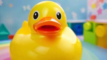 vicino su di un' giallo gomma da cancellare anatra con edificio blocchi nel il sfondo video