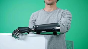 uomo con robotica braccio Leans su lavagna nel studio ambientazione video