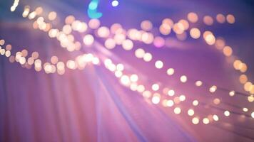 mjuk fokus sträng lampor och ren tyg skapa eterisk atmosfär på natt video