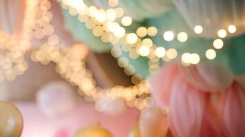 pastell tyg och sträng lampor skapa en drömmande bakgrund för en fest video