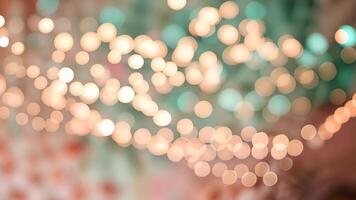 lysande sträng lampor belysa en tak på kväll reception video