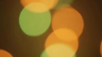 abstrato borrado luzes brilhando com verde e laranja tons às noite dentro Brooklyn video