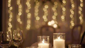 elegant tabell miljö med ljus och sträng lampor skapande en värma atmosfär video