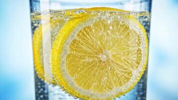 Wasser Sein gegossen in ein Glas mit Zitrone Scheiben beim ein Innen- Ort video