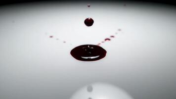 schwarz Flüssigkeit fallen Stürze in Silber Flüssigkeit Erstellen ein dunkel Spritzen video