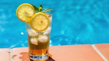 ein Glas von Limonade mit Eis und ein Scheibe von Zitrone video