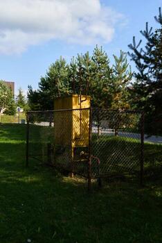 un amarillo utilidad estructura ese es rodeado por ambos Esgrima y arboles en el zona foto
