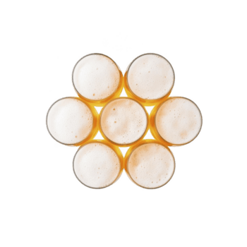 Sette schiumoso birra bicchieri disposte nel fiore piace modello, visto a partire dal sopra, la creazione di simmetrico e visivamente attraente design. d'oro tonalità e bolle Inserisci rinfrescante toccare png