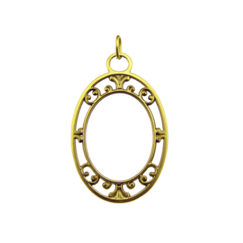 ornato oro ovale pendente con intricato scrollwork disegno, con ciclo continuo per attaccamento. elegante artigianato e Vintage ▾ stile rendere esso senza tempo accessorio png