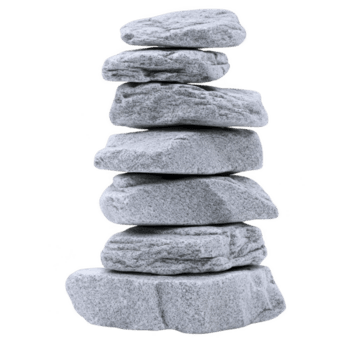 pila di liscio grigio pietre è accuratamente equilibrato, la creazione di sereno e armonioso struttura. pietre variare nel dimensione e forma, in mostra naturale textures e modelli png