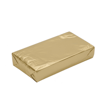 rektangulär paket insvept i skinande guld papper, skapande elegant och lyxig utseende. slät yta och exakt veck föreslå försiktigt insvept gåva, perfekt för särskild tillfällen png