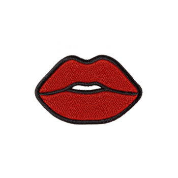 rosso ricamato toppa nel forma di labbra con nero schema, simboleggiante giocoso e grassetto espressione. toppa è isolato su trasparenza sfondo png