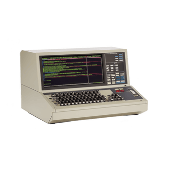 årgång dator terminal med tangentbord och skärm visning text, visa upp retro teknologi. enhet funktioner talrik knappar och klassisk design, frammanande nostalgi png