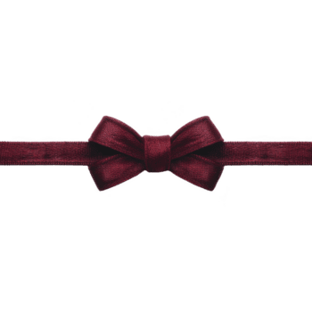 rosso arco cravatta con classico design è centrato contro pianura sfondo, in mostra suo elegante e formale stile. tessuto appare liscio e brillante, aggiungendo toccare di raffinatezza png