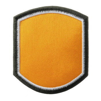 arancia tessuto toppa con nero confine e bianca Cucitura, sagomato piace scudo, è visualizzato. toppa è vuoto, permettendo per personalizzazione o ricamo png