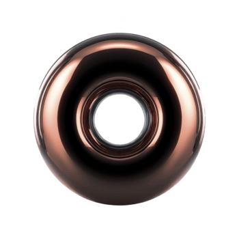 skinande, metallisk munk formad objekt med slät yta och central hål, reflekterande ljus. objekt visas till vara tillverkad av koppar eller liknande metall, ger den polerad och modern se png