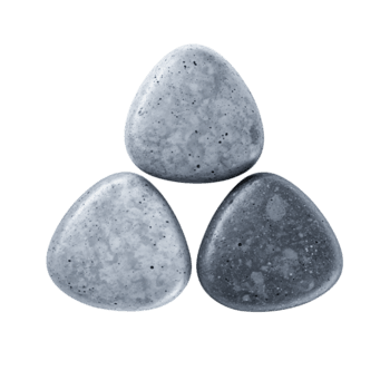 impostato di tre liscio grigio ciottolo gettoni disposte nel un' triangolare modello, isolato su trasparente sfondo. png