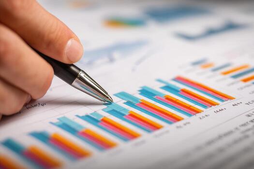 un de la persona mano es participación un bolígrafo terminado un grafico papel con negocio datos foto