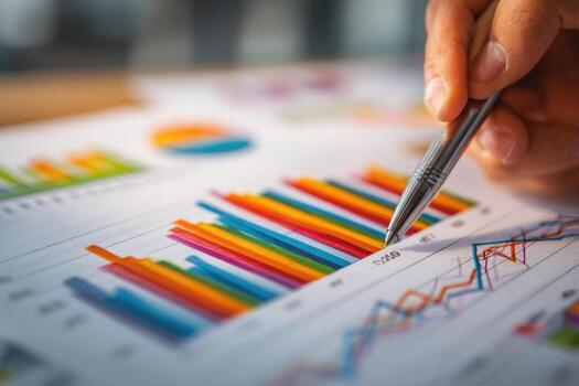 empresario utilizando bolígrafo a dibujar gráficos en papel foto