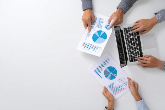 negocio personas trabajando en un ordenador portátil y documentos con gráficos foto