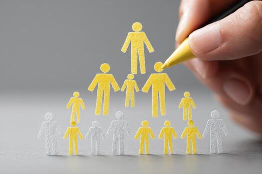 un persona es dibujo un pirámide de personas en papel foto