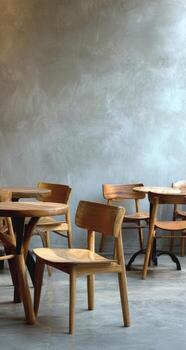 un grupo de de madera sillas y mesas en frente de un pared foto