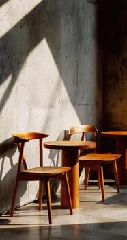 Tres de madera sillas y un mesa en frente de un pared foto